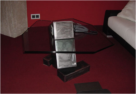 Designtisch aus Metall und Glas